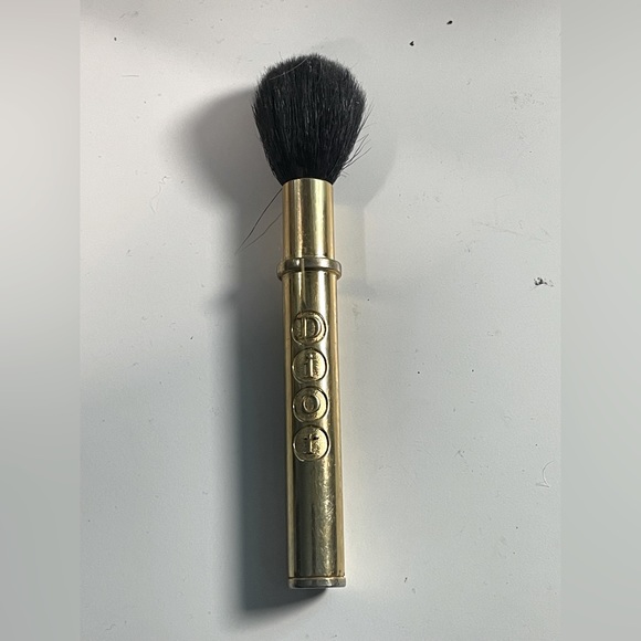 Vintage Christian Dior authentic make up brush see all pictures. Thank you.